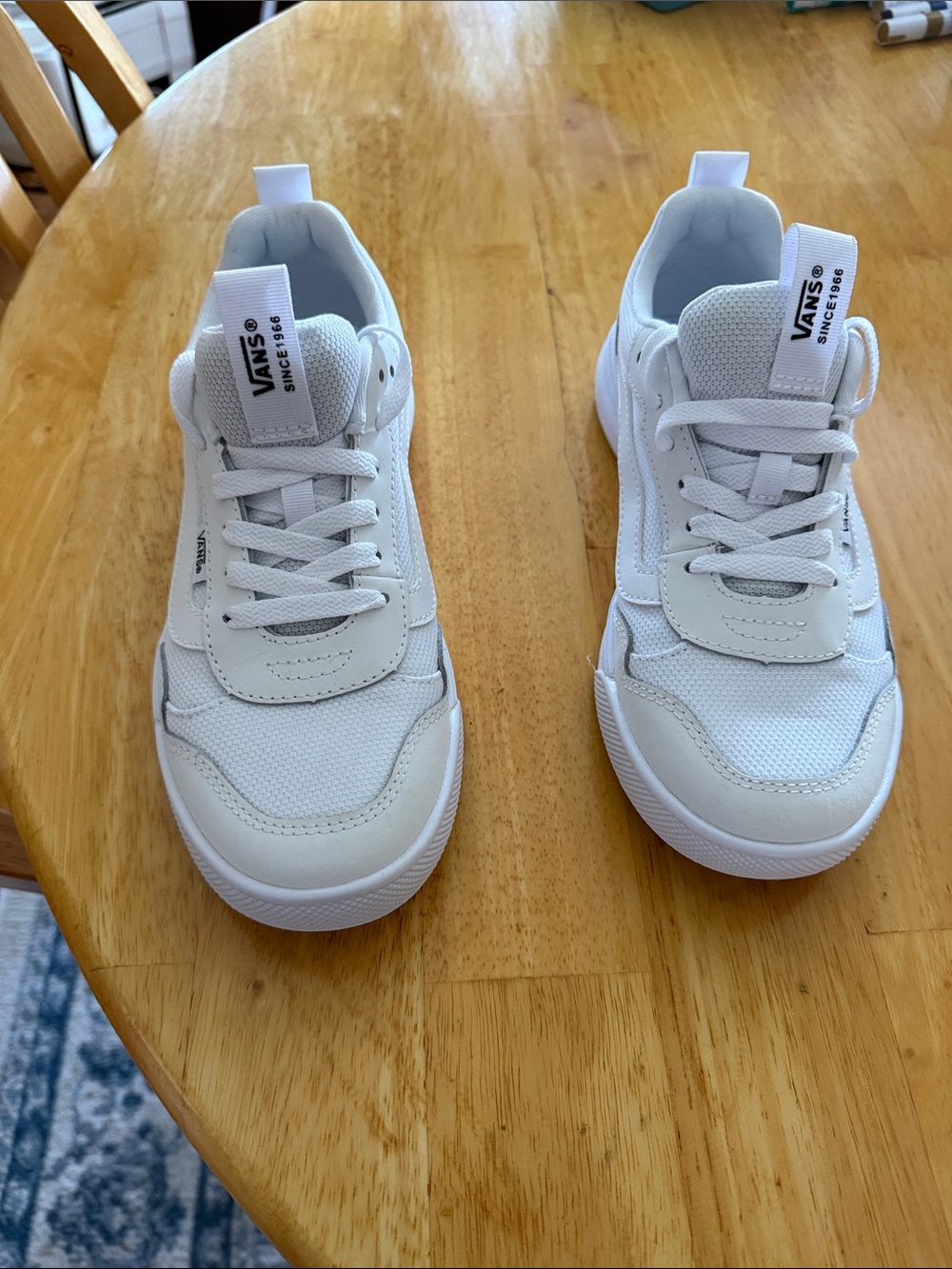 Vans women’s White Low-Top Lace-Up Sneakers